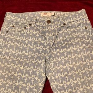Vineyard Vines skinny capris w anchor print. Cotton spandex, size four.